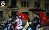 Cổ động viên Hà Nội kéo nhau lên Hồ Gươm mừng chiến thắng